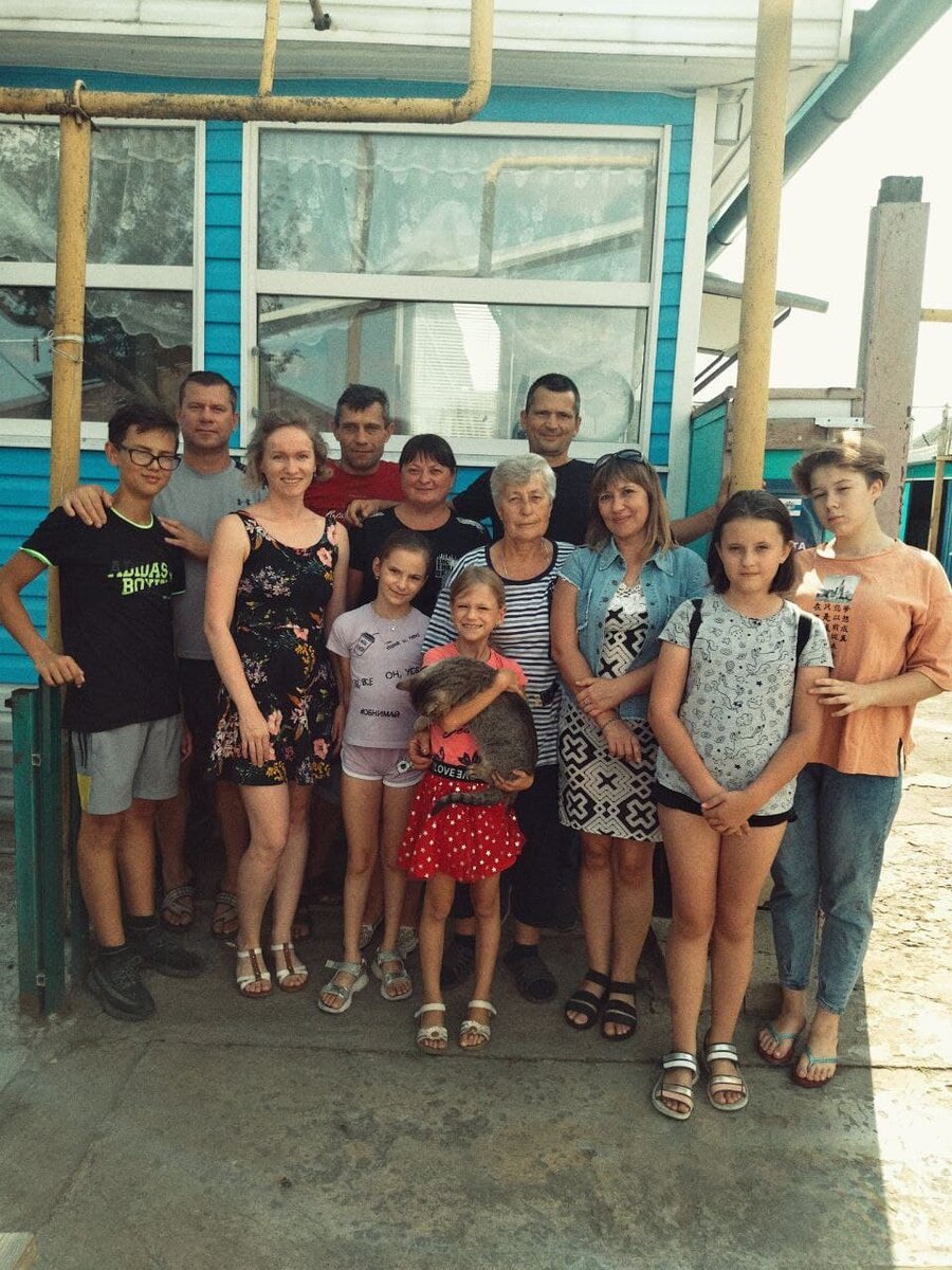 Когда юбилей в деревне - это всегда много людей. На фото - часть родственников. 