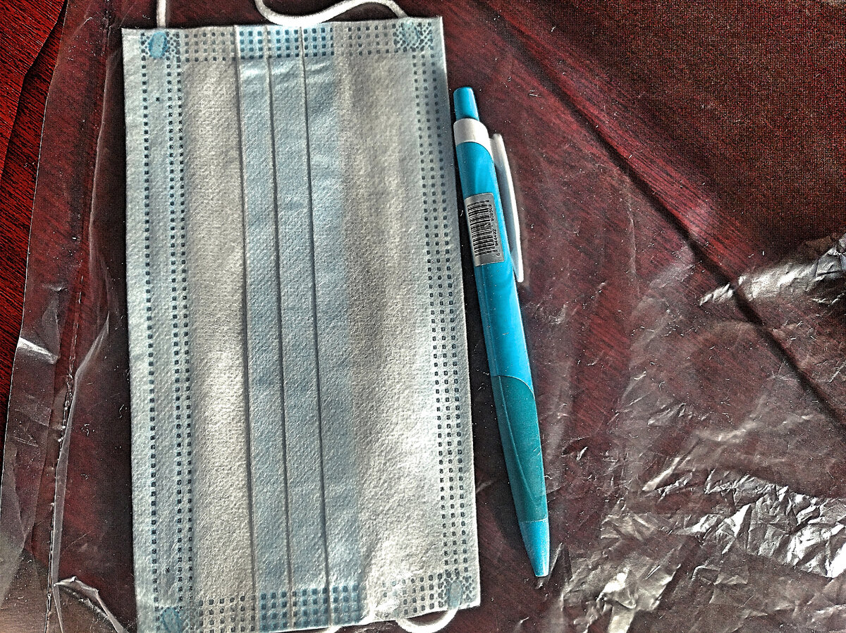 маску и ручку выдали в пакете