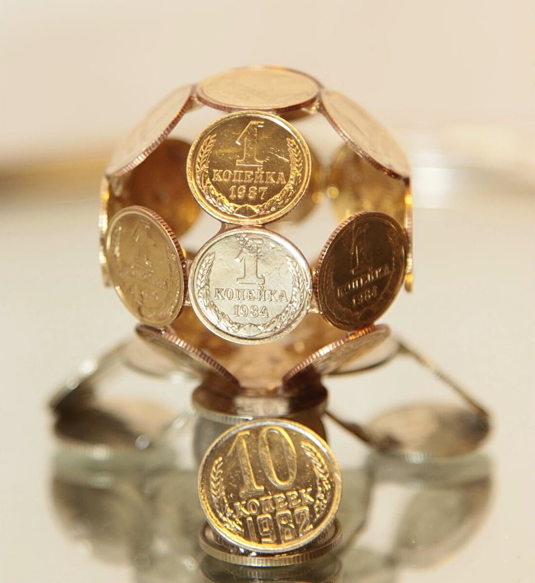 Шарик из монет. Фото: livemaster.ru