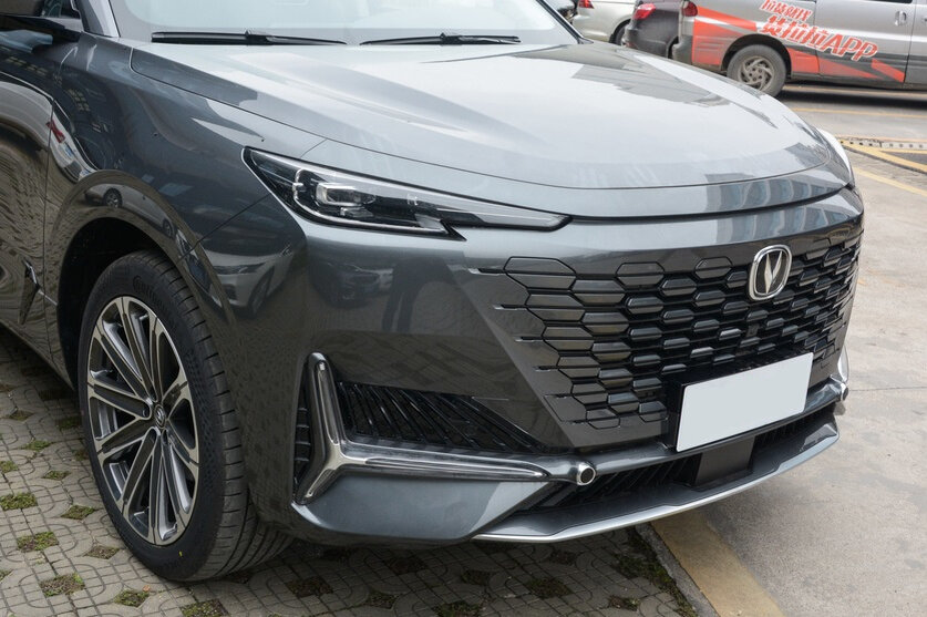 На фото: Кроссовер Changan Uni-K