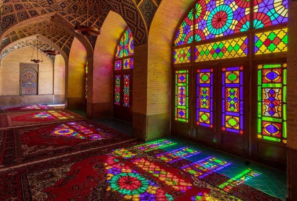В Ширазе, Иран, мечеть Насир аль-Мульк является свидетельством чрезвычайно яркой культуры этого города, который является одним из старейших на юге Ирана.