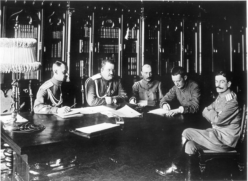 Заседание военного министерства Временного правительства 4 состава, август 1917 года / Фотограф Карл Булла