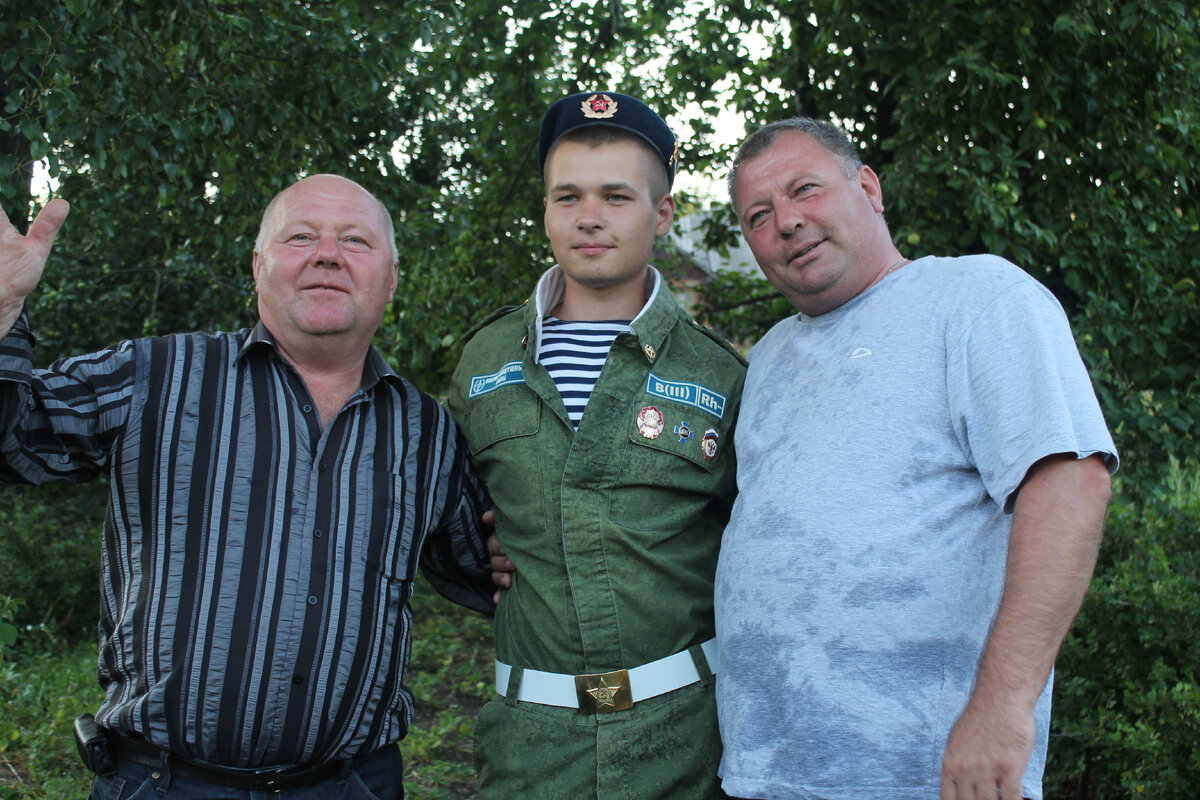 Два брата встречают из армии племянниика Костю. Алексей - крайний справа.