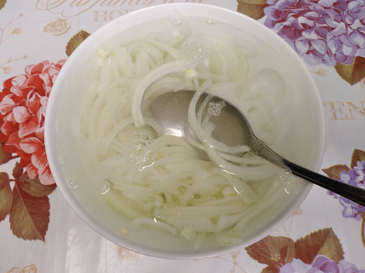 Лук шалот и лук порей. Полив грядок. Лук холодной водой. Маринованный лук фото. Лук холодной водой.