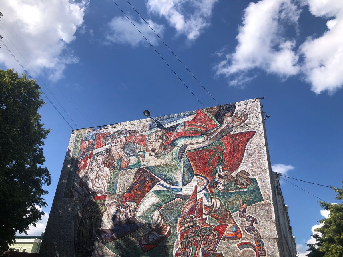 Панно Кандиевское восстание 1861 г. Превосходный пример советской мозаики. Именно в ходе него крестьяне впервые подняли красный флаг.