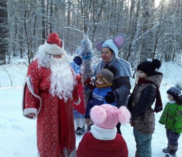 Дети на свежем воздухе с Дедом Морозом. Фото из интернета