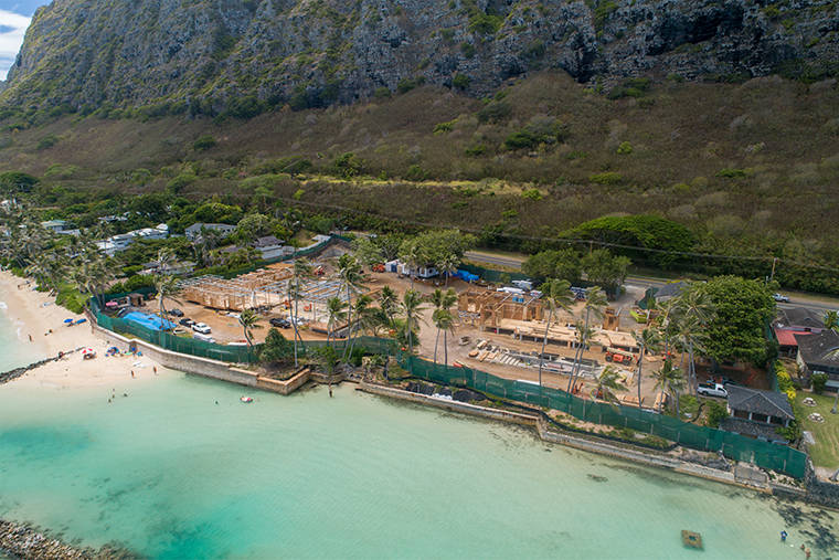 Прямо на берегу океана. Проблема только в том, что на каждом гавайском острове действует закон, защищающий береговую полосу (или просто песчаный пляж). Все пляжи на Гавайях находятся в народном ведомстве, чтобы воротилы недвижимости с их строителями не отгородили себе самые лакомые участки, то есть те, что вдоль побережья. Однако если заказчиком является сам Обама, то закон - не помеха. На этой фотографии работа уже началась. А отдыхающие - не трамваи: и по воде пройдут. Или проплывут. А вообще лучше всего закрыть эту полосу для посторонних. Большой же человек там будет жить. 