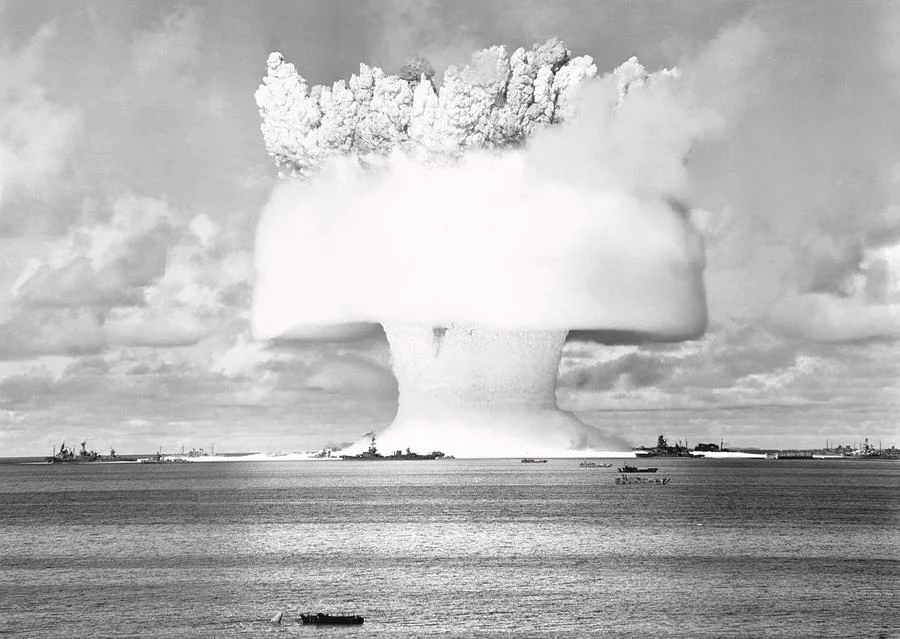 Испытание атомной бомбы "Бейкер. Ядерный взрыв Атолл бикини. Взрыв водородной бомбы Атолл бикини. Термоядерная бомба взрыв Атолл бикини. Взрыв на поверхности воды