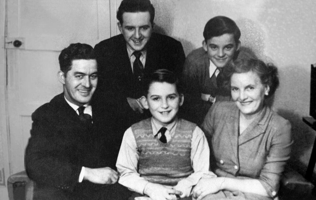 Джордж Харрисон в окружении родителей и братьев. Фото из открытых источников
