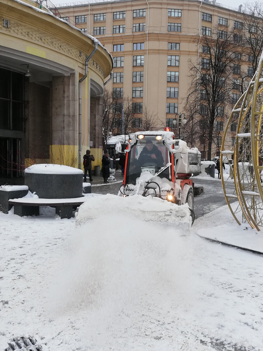 Маленький человечек в маленьком тракторе