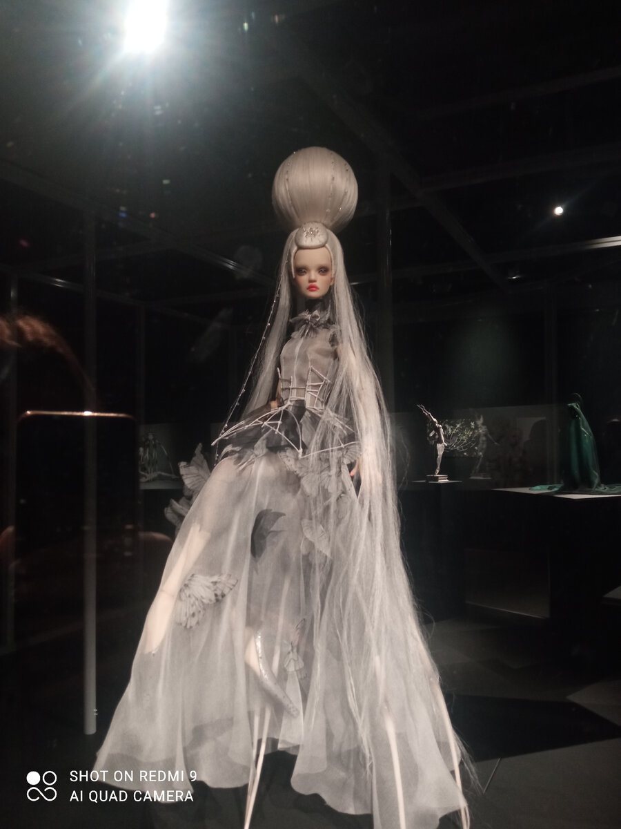 P. S.  эта выставка произвела на меня очень большое впечатление. Очень проработаны детали и прекрасные образы. Советую идти людям от +12 так как многие куклы требуют осознавания идеи и неординарную внешности. 