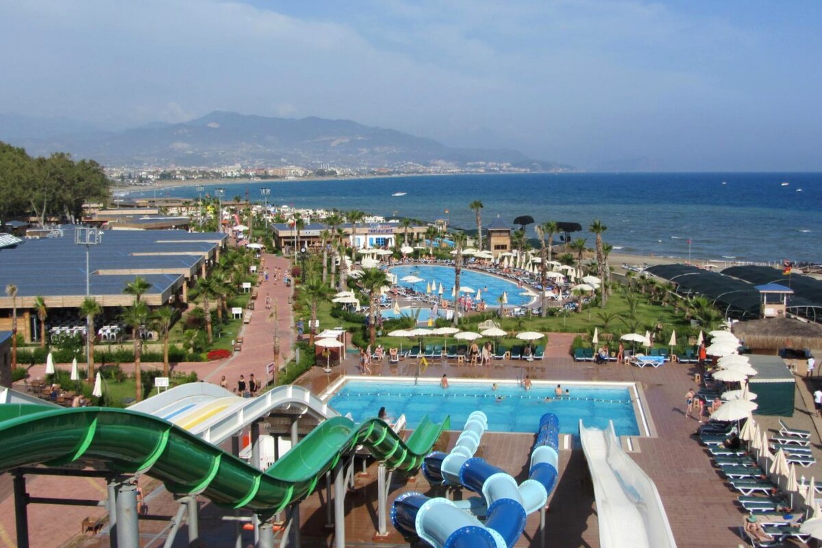 Вид на променад и территорию у пляжа