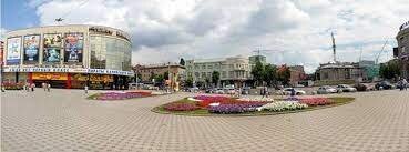 Ритм улицы  разбивается об «Утюжок» и уходит в симметричные крылья улицы К Маркса. 