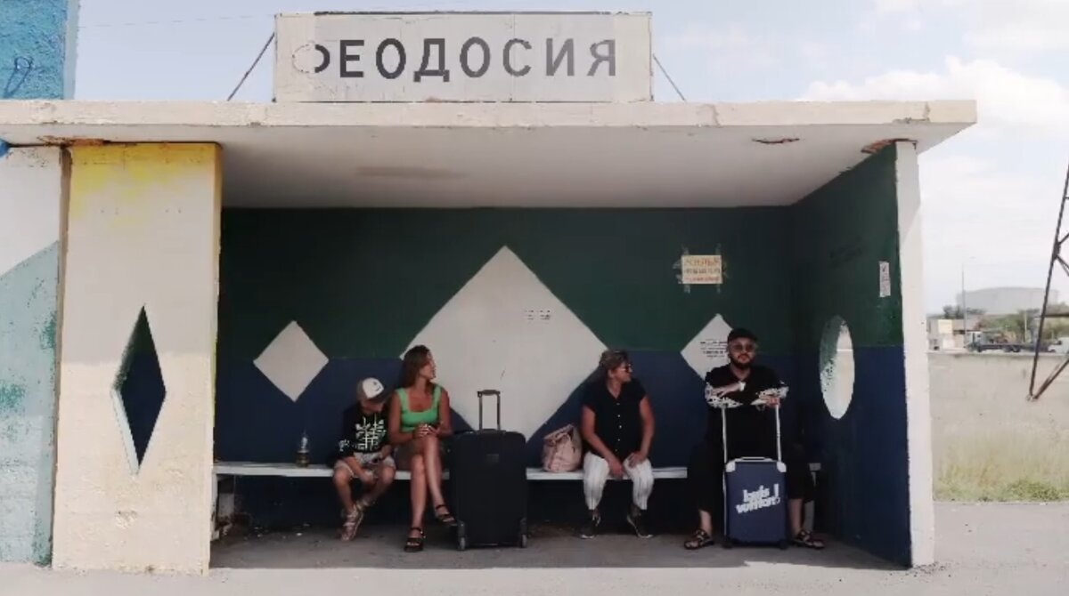 Филипп Киркоров сидит на остановке с чемоданом. Кадр из видео, размещенного в социальной сети Киркорова.