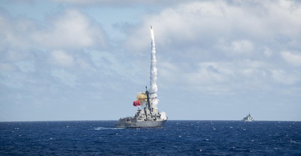 Проверенные временем эсминцы "Арли Берк" знатно "повоевали" на RIMPAC-2022. На фото пуск ракеты SM-2 Block IV. Таких фотографий с DDG-1001 я не нашел