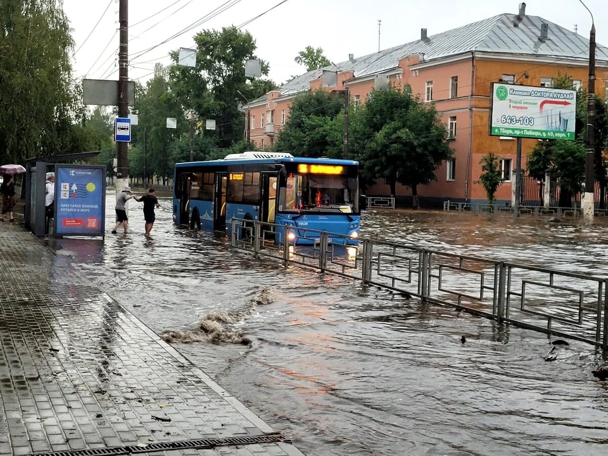 На остановке "Транспорта Верхневолжья" впору вводить штатные плавсредства для перемещения пассажиров до автобуса