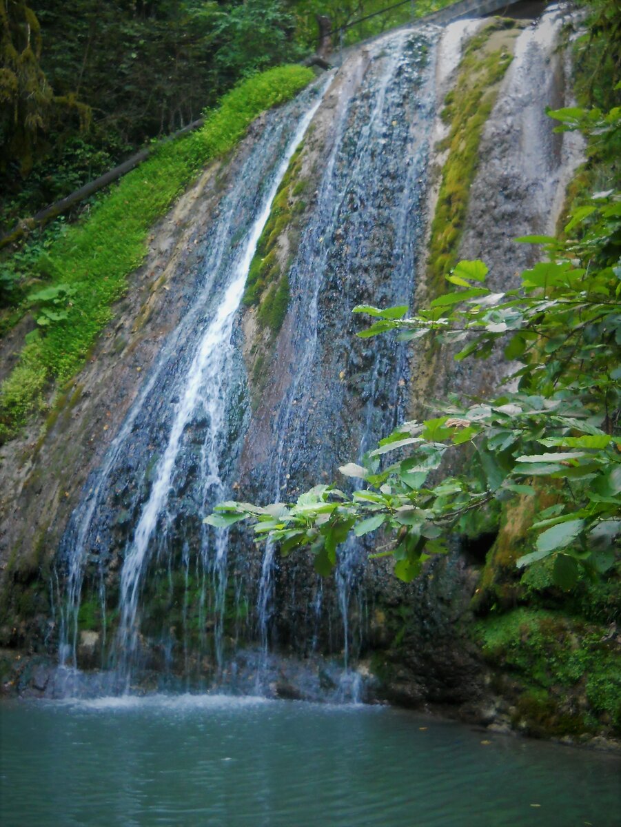 Экскурсия на 33 водопада в Лазаревском районе города Сочи. Фото сделано в 2013 году.