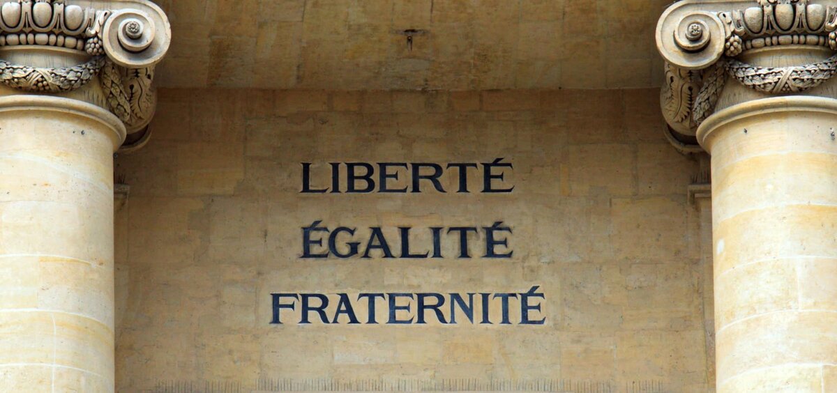 Лозунг Великой Французской революции. (с фр. "Свобода, Равенство, Братство"). 
Источник: https://cand-orel.livejournal.com/904437.html?view=comments
