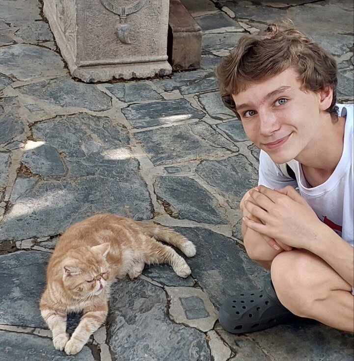 Единственное фото из Китайского лагеря, где нет других детей, оказалось с китайской кошкой 