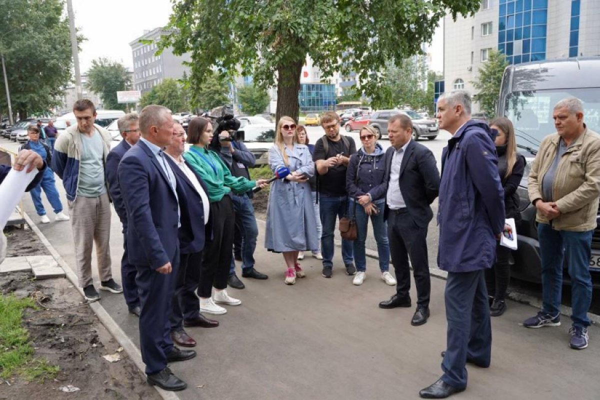    В Новосибирске депутаты проверили качество ремонта тротуаров