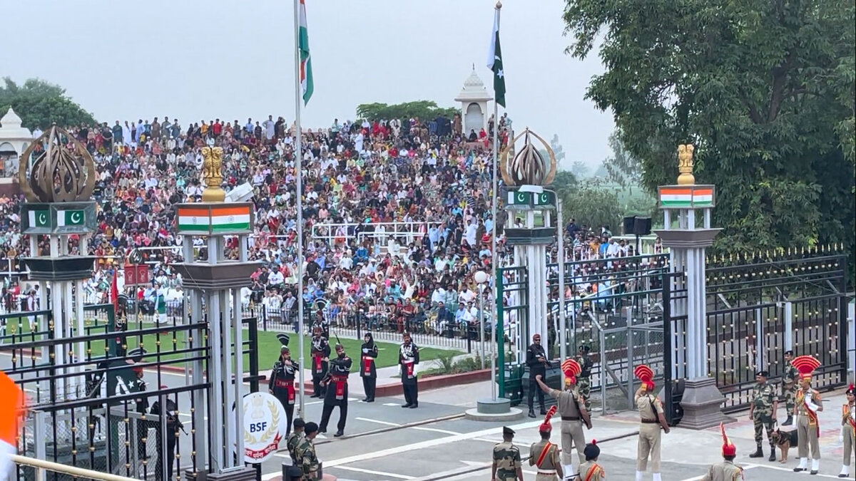 Военнослужащие Индии (в светлой форме) и Пакистана (в чёрной форме) объединяются для демонстрации военного мастерства. Фото: Рашми Садана.