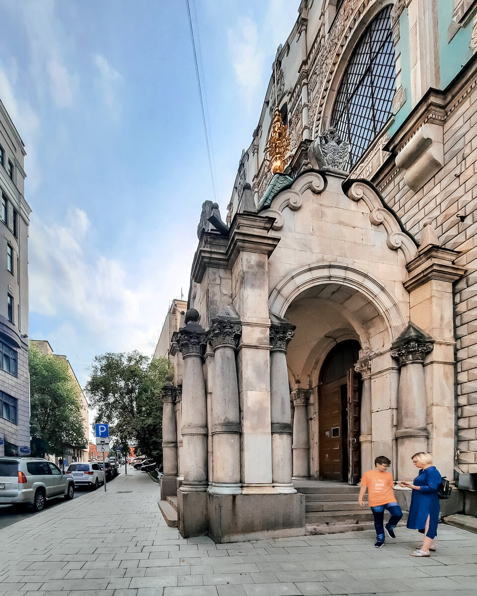 Входная группа парадного крыльца Ссудной кассы. Фото ph_zakharenkova