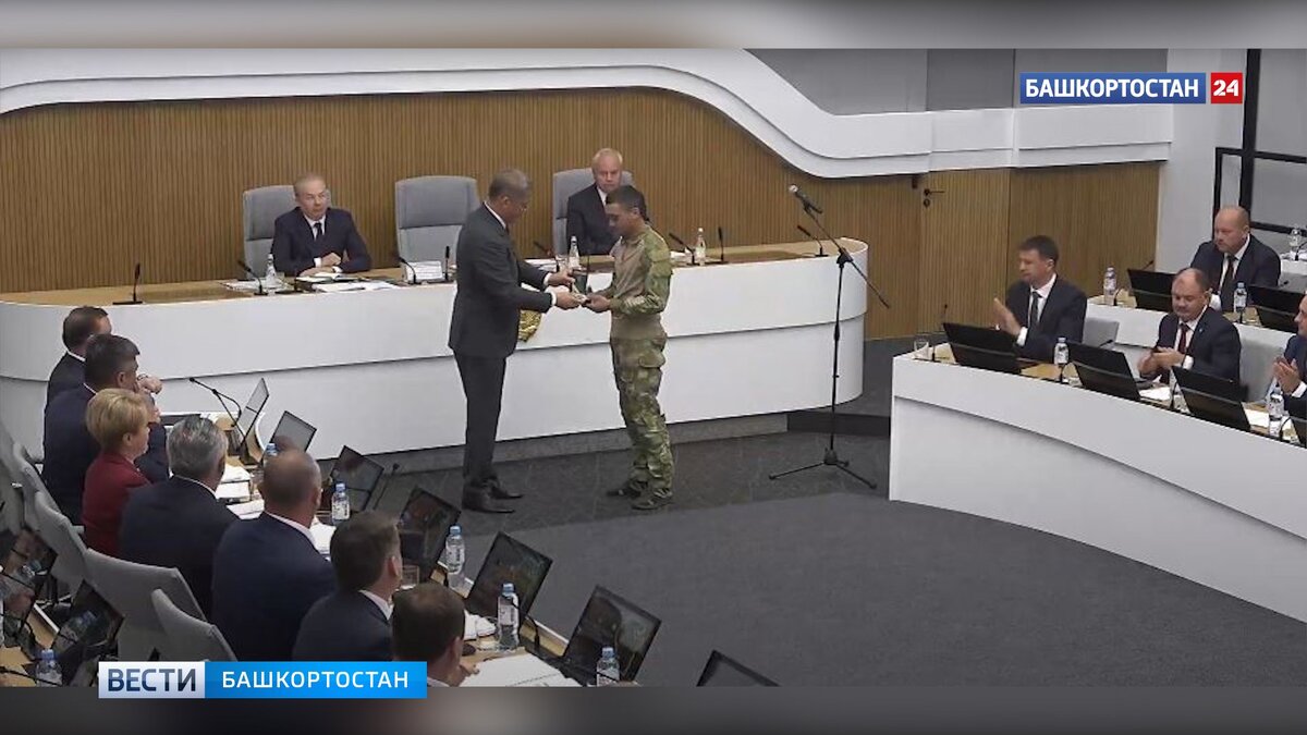    Радий Хабиров вручил медаль участнику СВО из Башкирии, спасшему инвалида из пожара