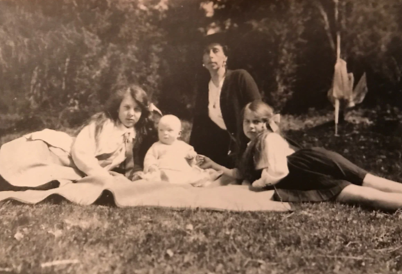 Великая княгиня Виктория Федоровна с детьми - Мария, Кира и Владимир, ~ 1918г., фото из открытых источников