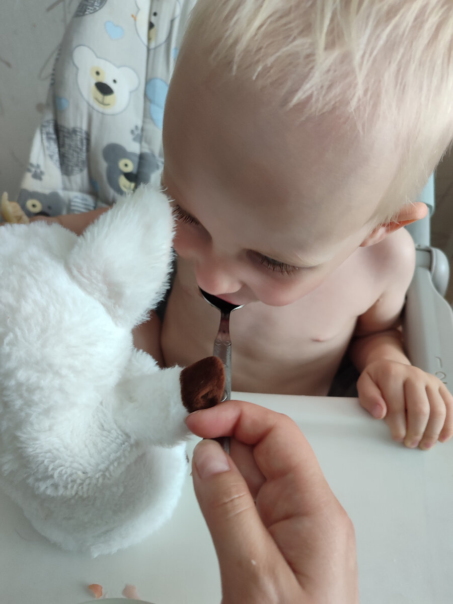 Даже не спрашивайте, почему ребёнок ест без майки 🙈