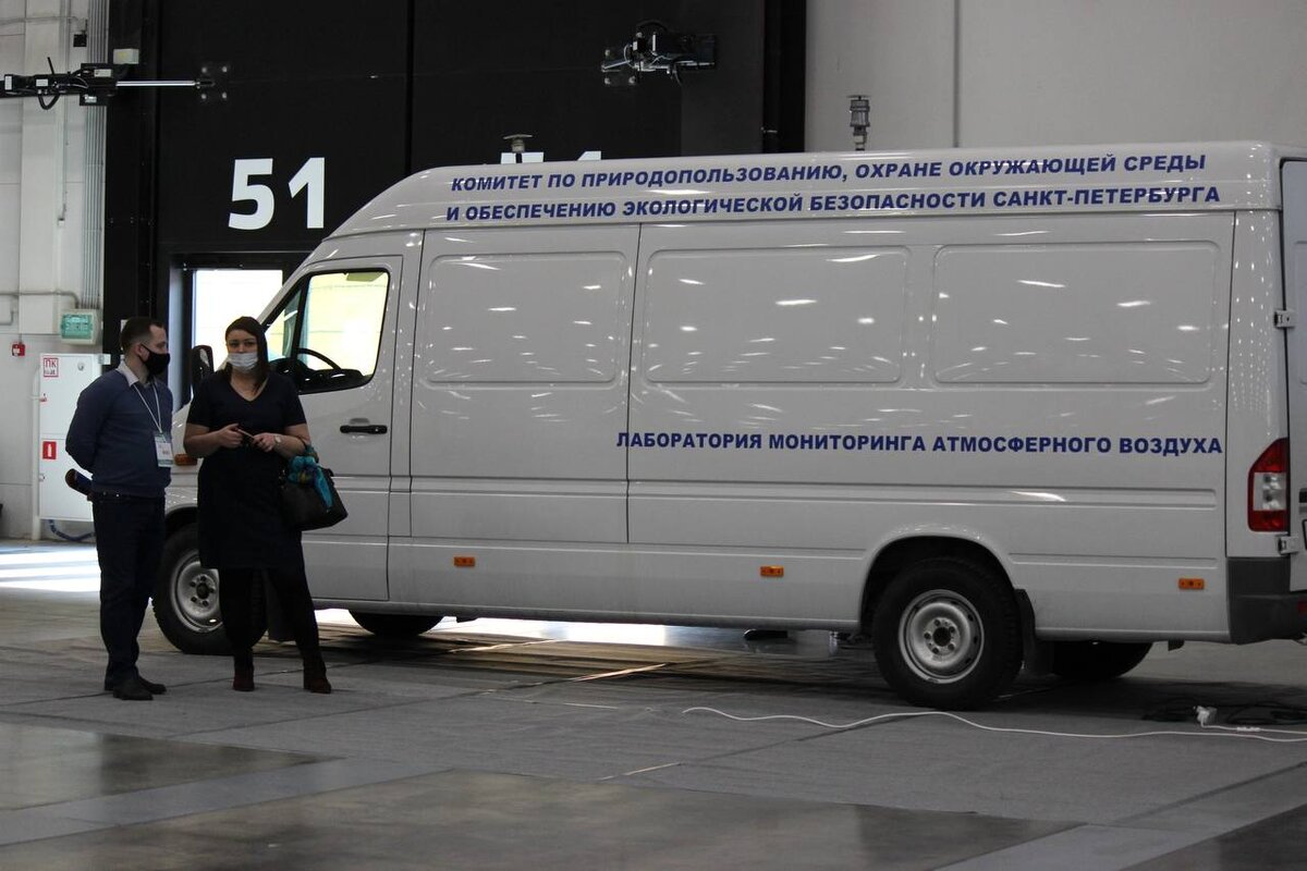 Передвижные посты. Передвижной пост. СПМ авто 732704-5. Передвижная лаборатория охрана атмосферного воздуха фото