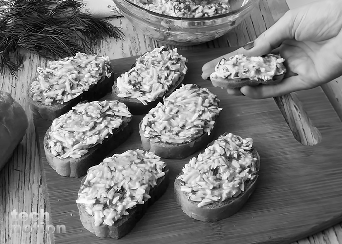 Смешиваем сыр и майонезом и намазываем на хлеб / Изображение: дзен-канал technotion