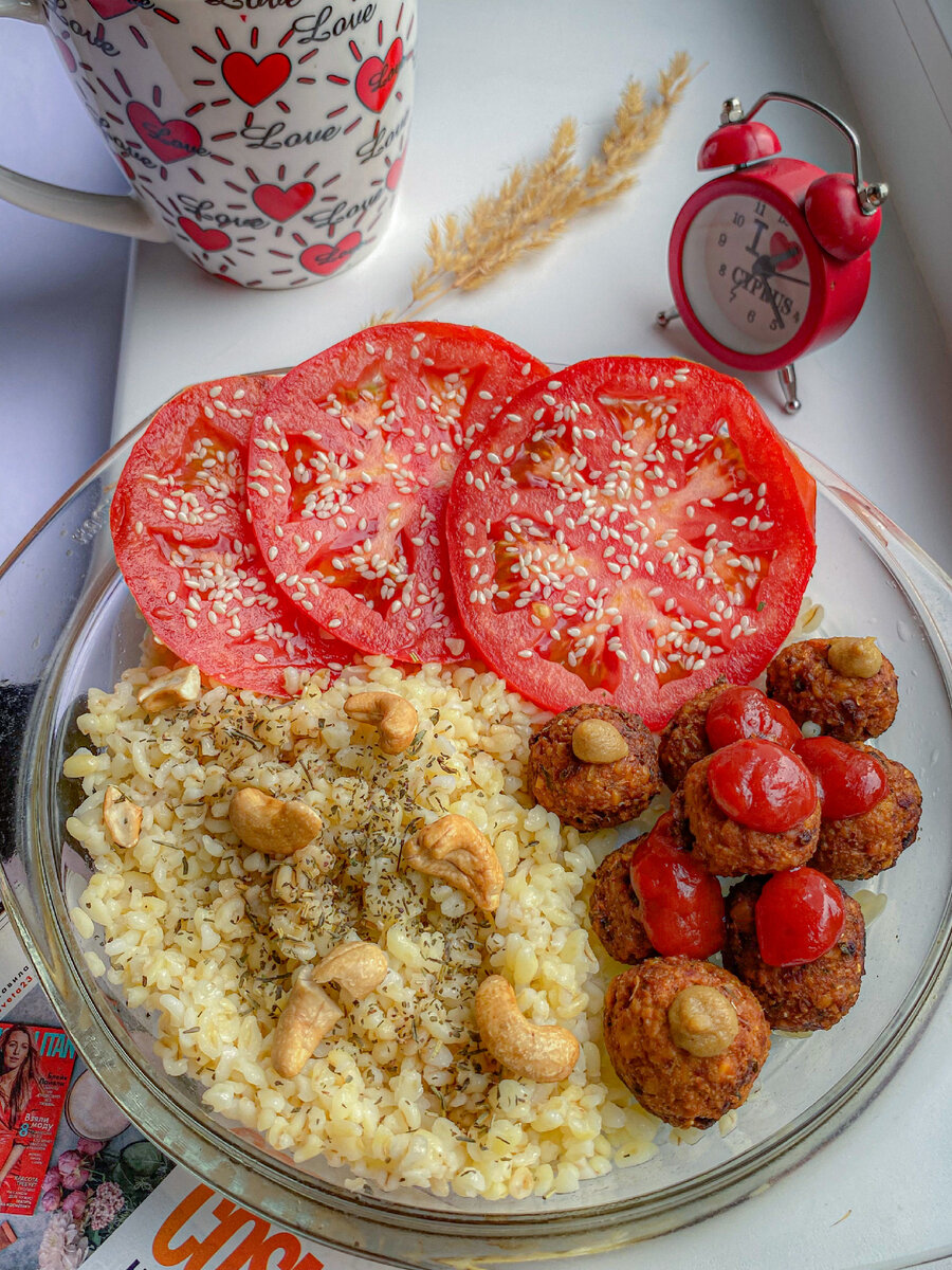 К булгуру добавляю смесь пряных итальянских трав и кешью. Можно использовать и другие специи и орехи по вашему вкусу. Фото автора 