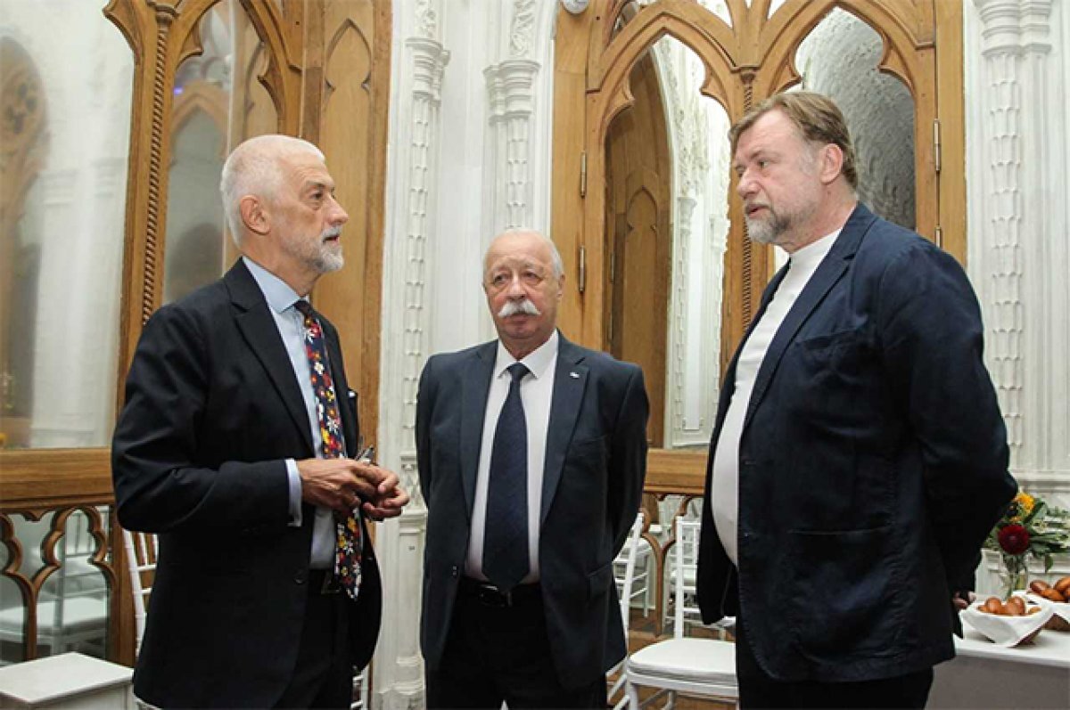    Эдуард Бояков, Леонид Якубович и Валентин Клементьев. Разговор единомышленников.