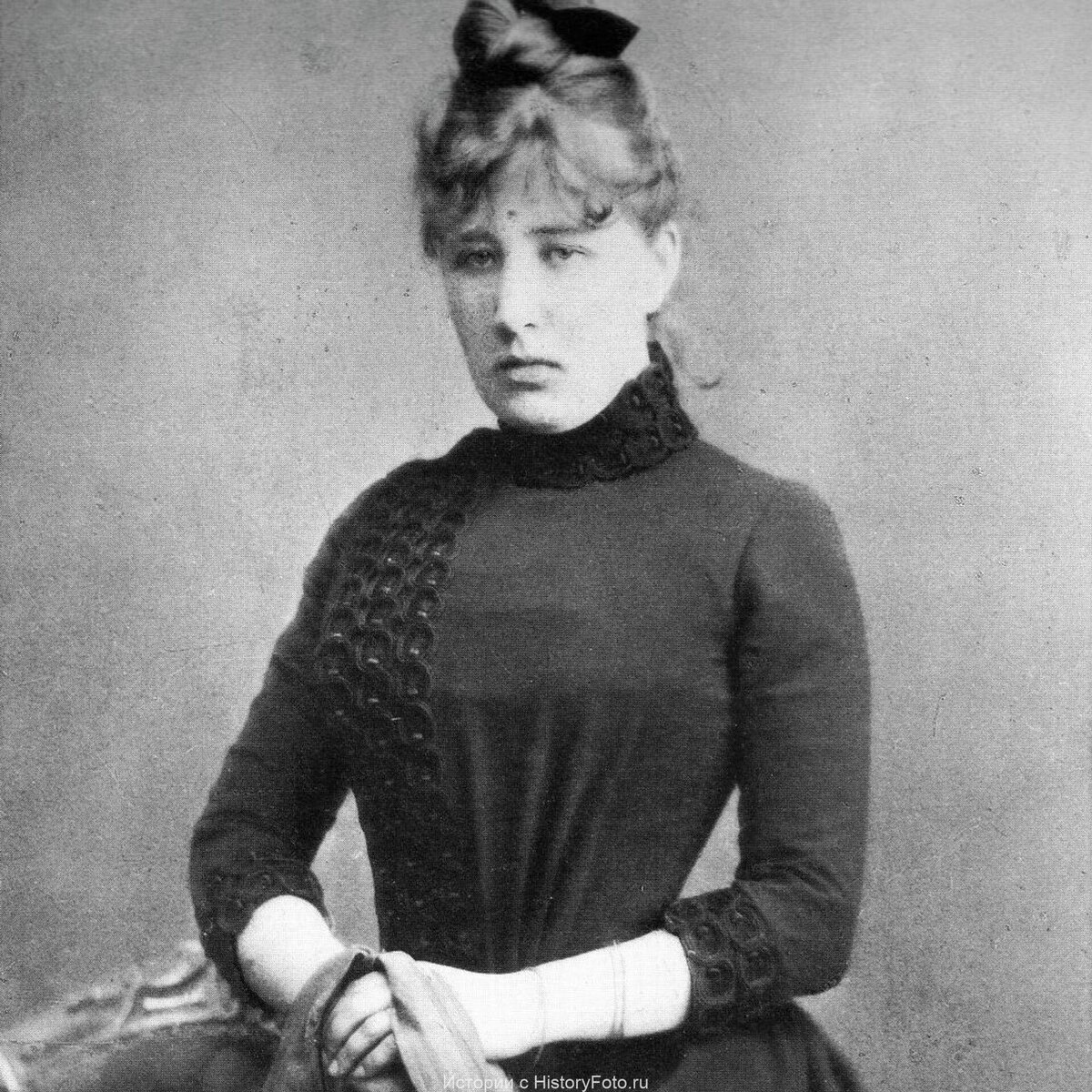 Надежда Петровна Ламанова (ударение на первом слоге) родилась в Нижнем Новгороде и была старшей из 5 дочерей подполковника Белорусского гусарского полка. Окончив 8 классов гимназии, Надя начала работать учителем в школе для крестьянских детей. Но платили там мало, и она отправилась в Москву. Правда, решение о переезде было подкреплено не амбициями девушки. Семья была на грани разорения: мать умерла от чахотки, а вскоре погиб и отец, оставив огромные долги. Девушке нужно было заботиться о четырех младших сестрах, и надеяться она могла только на себя. В Москве Надежда получила профессию портнихи в школе кройки и шитья.
В 1879 году Ламанову взяли работать в швейную мастерскую Войткевичей. Но просто шить платья по уже имеющемуся лекалу Наде было неинтересно. Она сама предложила: не попробовать ли ей создавать новые модели? В те годы дамы одевались, в основном, в уже готовые туалеты, привезенные из Франции или Германии. Собственное производство отсутствовало. Хороших модисток, способных предложить — качественные услуги, было не сыскать. Мадам Войткевич задумалась: может, принять предложение? Настоящая авантюра, но и терять было нечего. Вскоре в городе пошли разговоры: в этом ателье можно сшить платье по собственным меркам.
Заказчицы, приходившие к Ламановой, отмечали ее тонкий вкус: «Эта мадемуазель Ламанова вас, конечно, изведет, зато наряд получится как из Парижа». На примерке действительно приходилось потерпеть, да и работала Надежда весьма оригинально. Ставила даму на табурет, набрасывала на нее ткань, а сама ходила вокруг с булавками, зажатыми между губ. То тут, то там присборивала ткань, фиксировала ее, увеличивала складки. Все это длилось не один час. Наконец, победно восклицала: «Готово! Можете спускаться, только смотрите, чтобы булавки остались на месте». В ней, действительно, было многое от живописца. Работа в технике наколки, или муляжный способ, без использования плоской выкройки считается вершиной портновского мастерства, и все модели от кутюр сейчас выполняются в этой технике. Фото Н.П. Ламановой.
