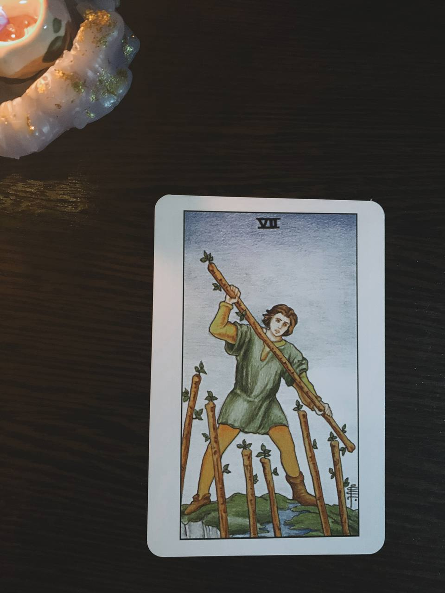 7 жезлов с другими картами. Семерка жезлов таро. Семерка жезлов таро. 7 жезлов с другими картами. Младший аркан таро семерка жезлов.