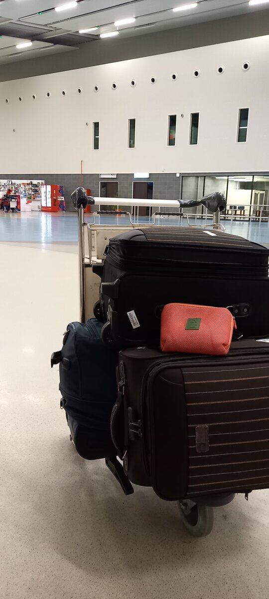 Сразу у выхода есть небольшая кафешка, где можно купить кофе/чай/пиво и перекусить.