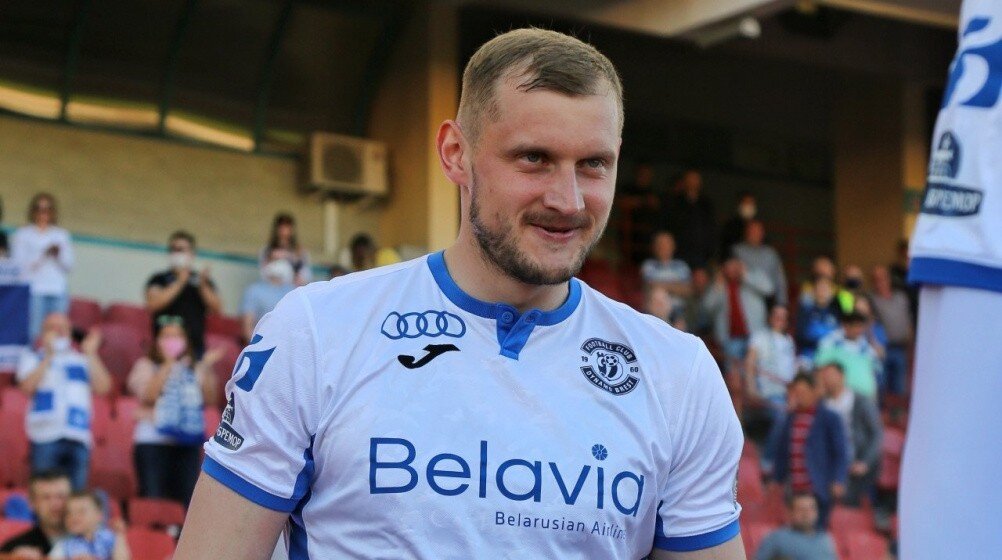 Встречи двух брестских клубов сезоне 2020 года имели очевидного фаворита: выше котировались динамовцы, чемпионы Беларуси-2019. Например, по мнению БК 1хBet, во встрече второго круга шансы "бело-синих" на чистую победу составляли 58% ‒ официальный сайт букмекера, на котором можно использовать промокод 1хBet , давал на "Динамо" коэффициент 1,73. Однако, похоже, что в новом сезоне более статусным будет "Рух". Причина тому – изменение направления развития обоих клубов.