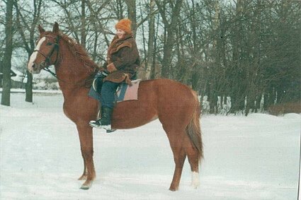 после того как записалась в секцию начались тренировки, в то время манежей, сёдел и различных привелегии не было, лошадки были давольно посредственные особенно в начальной группе, лошади стояли в давольно отвратительных условиях и изначально у них нужно было убрать в деннике, потом чуть ли не зубами вычиститься их, так как они были очень грязными и только потом долгожданная тренировка на одну лошадку было минимум по 5 человек и вот ты стоишь, особенно зимой мёрзнешь ради того что бы по болтаться без седла 5 минут, но оно того стоило )   