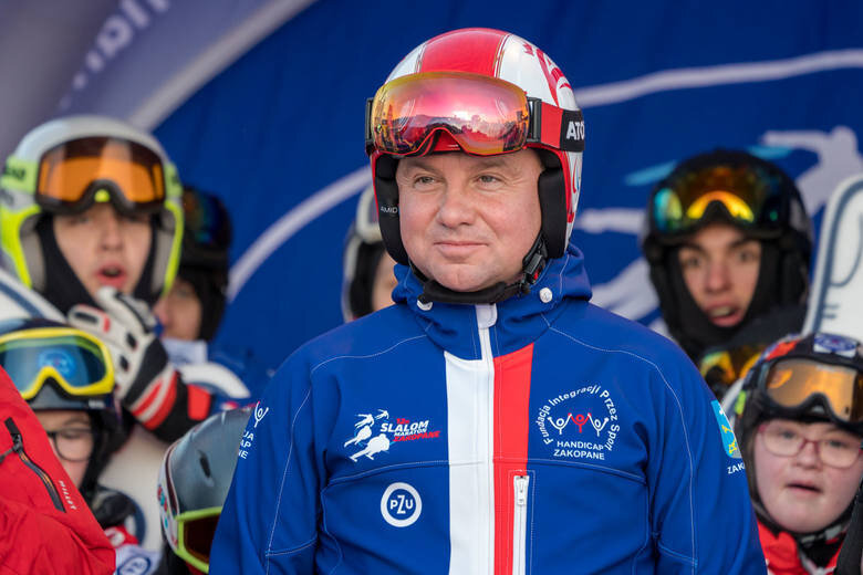 В ближайшее воскресенье в Закопане будет гостить Анджей Дуда. Действующий президент решил совместить приятное с полезным и в этот день будет кататься на лыжах по склону Поляны Шимошковой. Однако это будет не просто расслабление, потому что президент также примет участие в ежегодной благотворительной акции, целью которой является сбор средств на спортивную реабилитацию людей с умственными и физическими недостатками. Интересно, что до того, как Дуда доберется до склона, он наткнется на... протесты горцев недовольны тем, что правительство дальше не разморозило гастрономию.