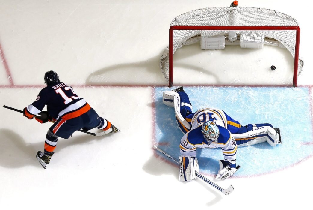Российский голкипер Семен Варламов помог «Нью-Йорк Айлендерс» возглавить дивизион, но главным героем матча с «Баффало» стал Мэтью Барзал.