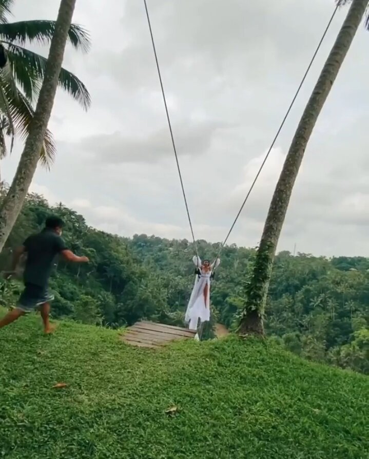 Больше всех перепугался индонезиец, который мгновенно подскочил ко мне