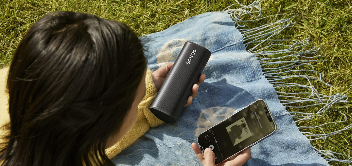 колонка Sonos Roam и телефон
