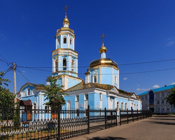 Кто такие кряшены/крещенные татары? 

Крещеные татары (кряшены, тат. керәшен татарлары) – это этноконфессиональная группа в составе татар волжского и уральского регионов, исповедуют православие. Проживают в Татарстане, немного есть в Башкортостане, Удмуртии, Челябинской области, а также Самарской и Кировской областях. 

Возникновение крещеных татар связывают с завоеванием Казанского ханства Московским царством в XVI в. и последовавшей за этим насильственной христианизацией татар и других народов Среднего Поволжья.

 

Христианизация народа велась не только насильственными административными мерами, но и путем широкой пропаганды христианства. Многие татарские мурзы (феодалы) в целях сохранения своих владений вынужденно принимают христианство.
