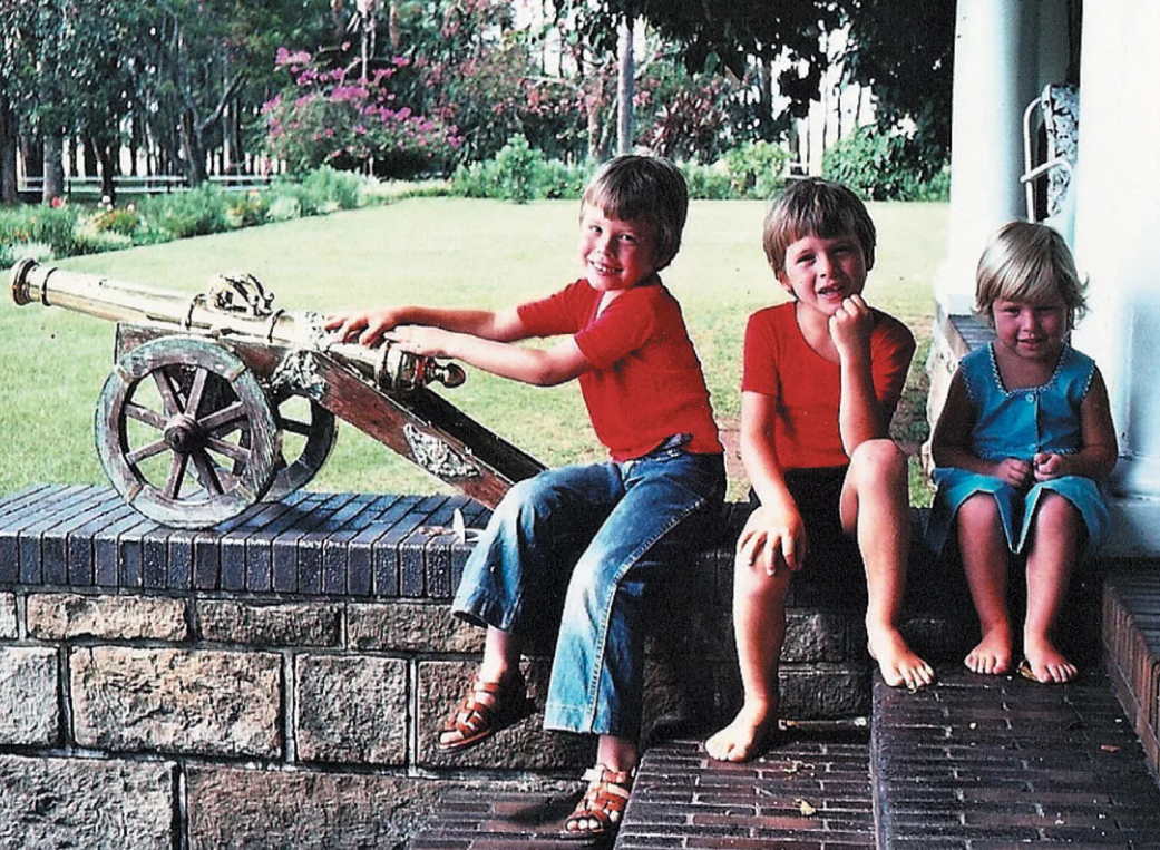 Илон с братом и сестрой