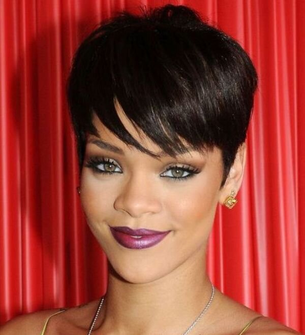 Рианна: стрижка с длинной челкой