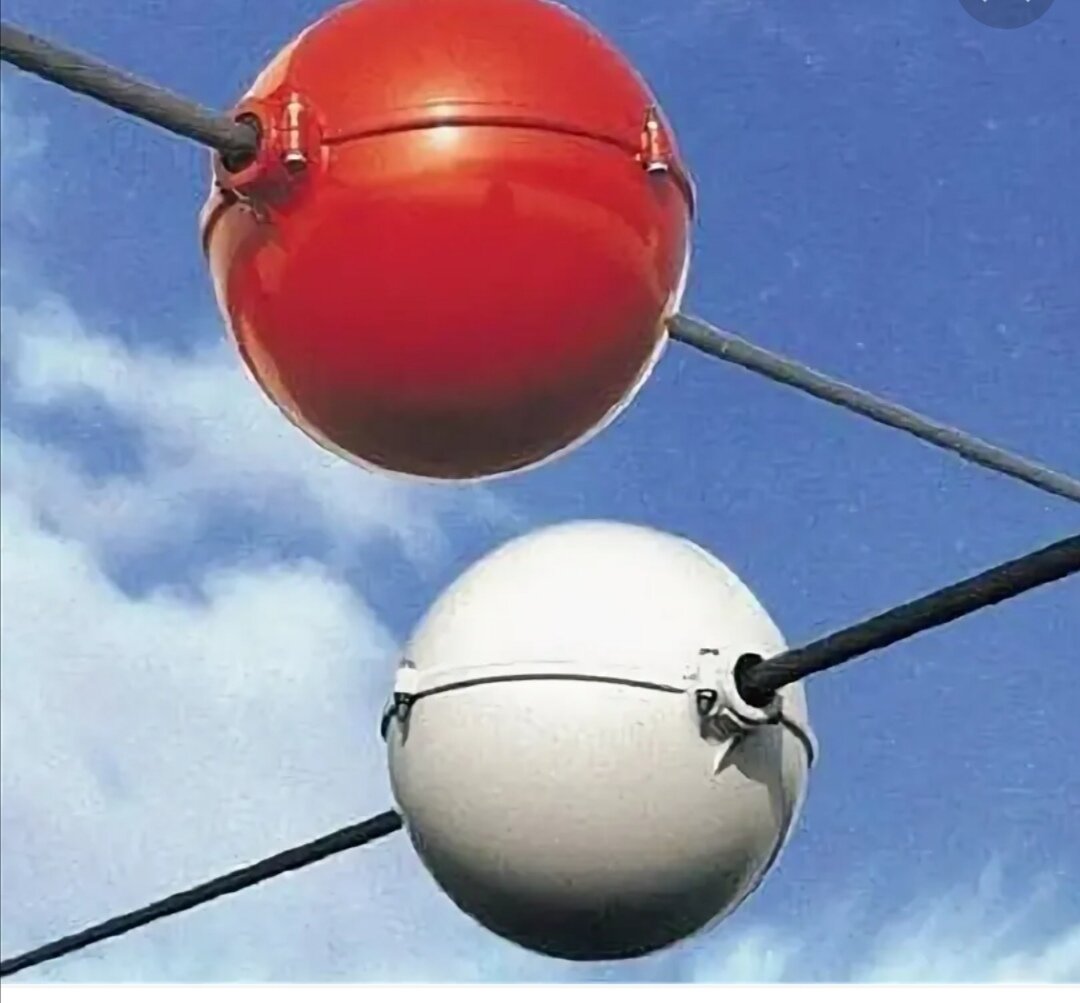 Что обозначает шаров. Сигнальный шар-маркер типа СП.Т 300 (МПЗУ). Шарики на высоковольтных проводах. Шары навысоковольтных проводсх. Красные шары на проводах.