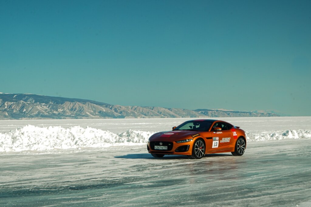 Спорткар Jaguar F-TYPE R оказался самым быстрым среди участников фестиваля «Дни скорости на льду Байкала».