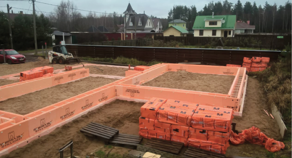 Несъемная опалубка из пенополистирола позволяет дополнительно утеплить фундамент дома.