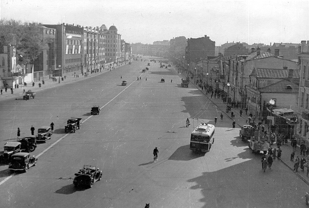 1937 год. Большая Садовая после реконструкции. Из коллекции Б. Е. Пастернака (источник: http://dom10.bulgakovmuseum.ru)