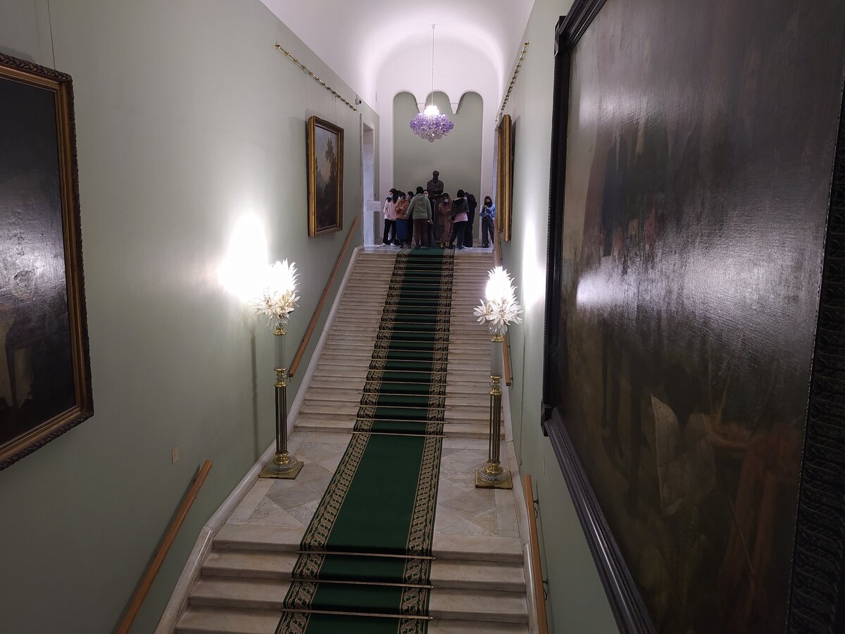на входе в Третьяковскую галерею